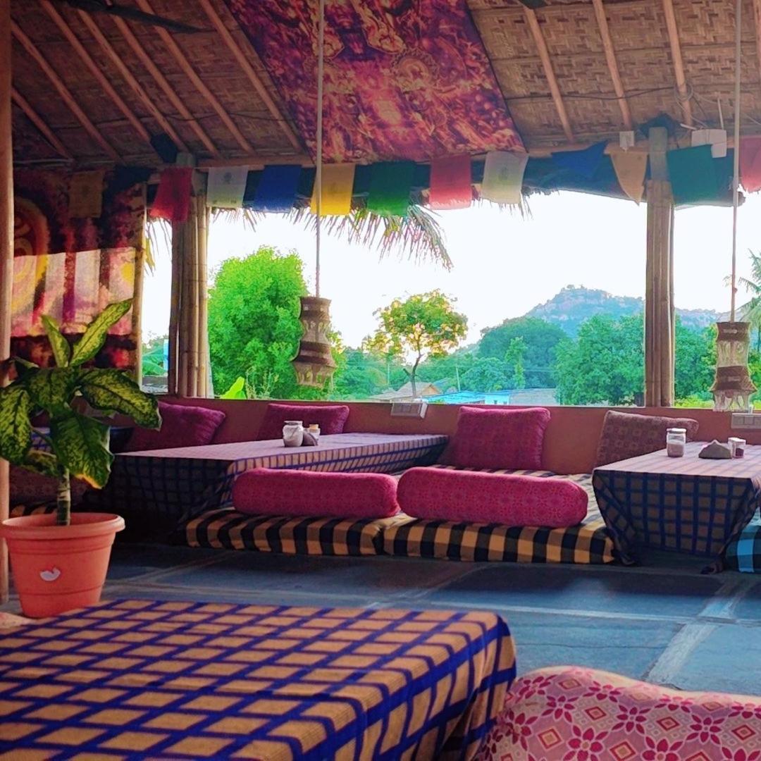 Om Shanti Om Home Stay & Cafe Хампи Экстерьер фото