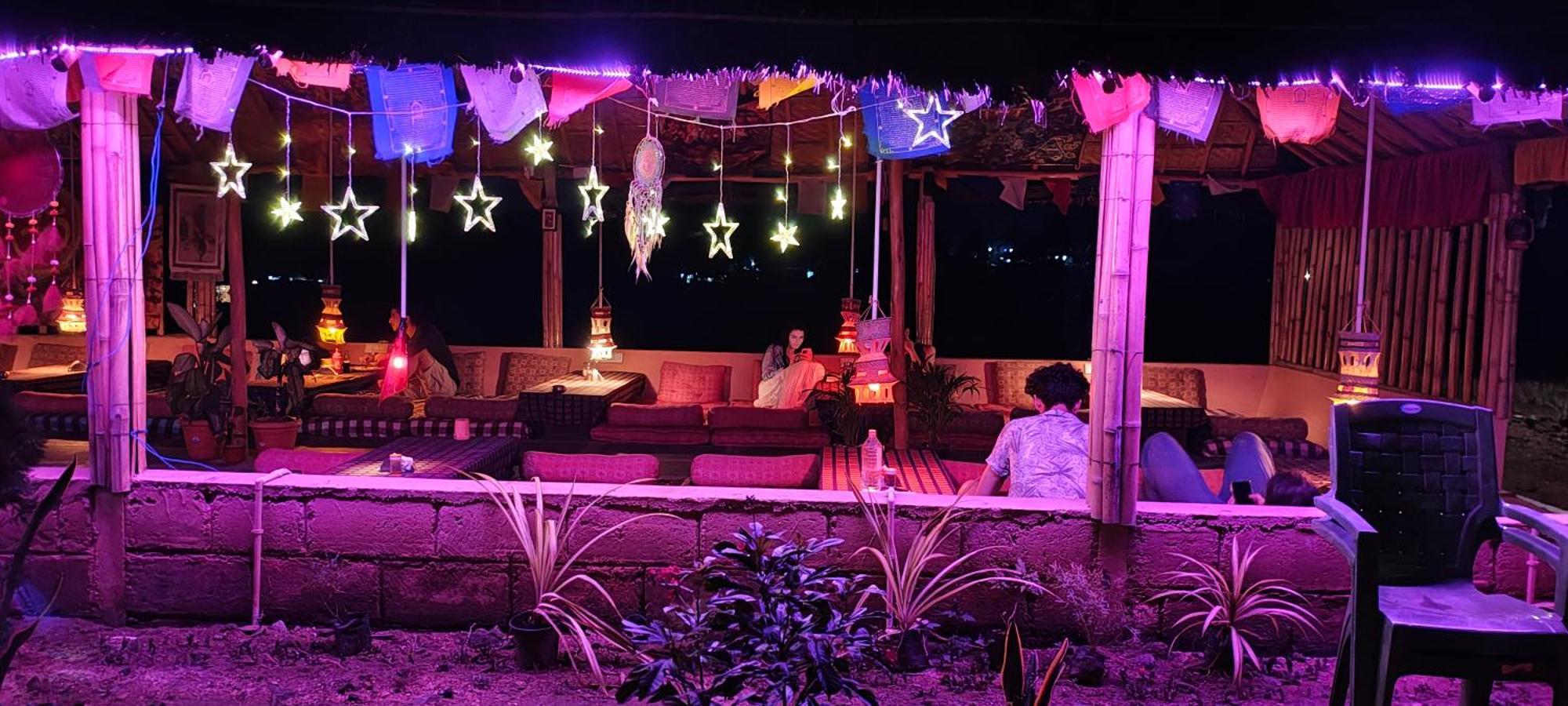 Om Shanti Om Home Stay & Cafe Хампи Экстерьер фото